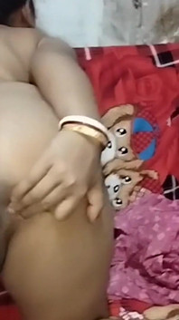 哥展示她被撕裂的屁股