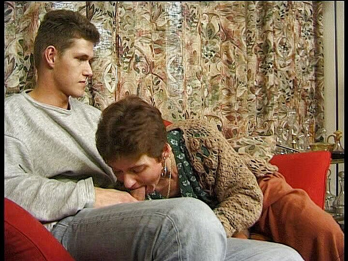 VintageXMovies: 隣のおばあちゃんは、私が彼女をファックする場合、私にいくらかの現金を約束します