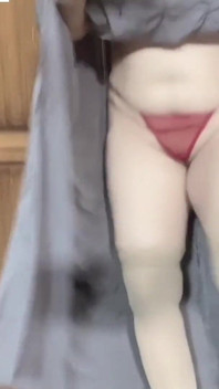 La belle Pathani nue fait des choses découdres sous la douche