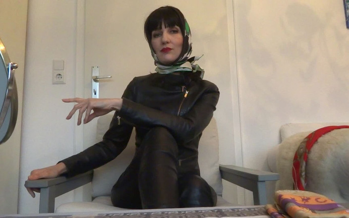 Lady Victoria Valente: 3 hermosas bufandas de seda para probar con un traje...