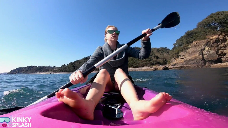 UKCuteGirl Lucy Lauren: 맨발 JOI Kayak Tease - 공공 장소에서 위험한 야외 발바닥 JOI Kayak Tease - 공공 장소에서 위험한 야외 발바닥