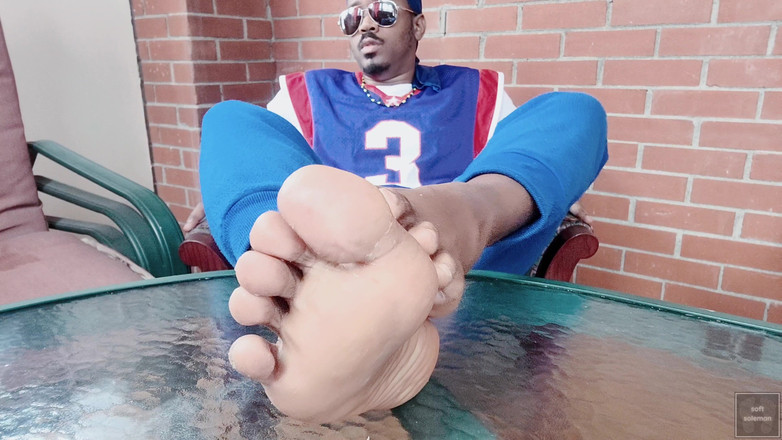 Soft Soleman: 我在日光浴室抚摸并展示我的男性脚 （2025）