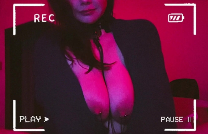 Mrs_KittyCat: 性感熟女玩弄穿孔的胸部