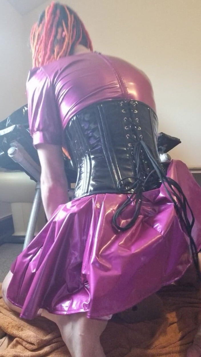 Jasmine Dlight - UK's most extreme anal porn star: Waria dengan gaun pvc lagi asik muasin memeknya pakai dildo...