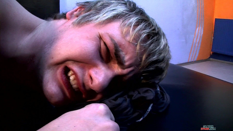 Skater Spank: Jerry erwischt timmy beim wichsen