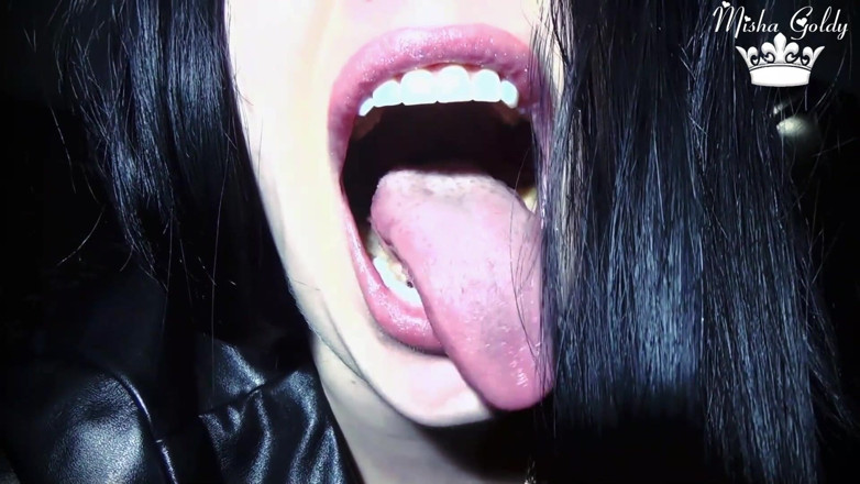 Goddess Misha Goldy: 섹시한 마녀의 목구멍에 사정하고 삼키고 페티쉬!