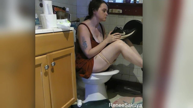 Renee Sakuya: Sử dụng giày ngửi trong phòng tắm, nhà vệ sinh...