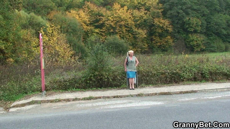Granny Sluts: Ordinair platteland oma afgeroomd