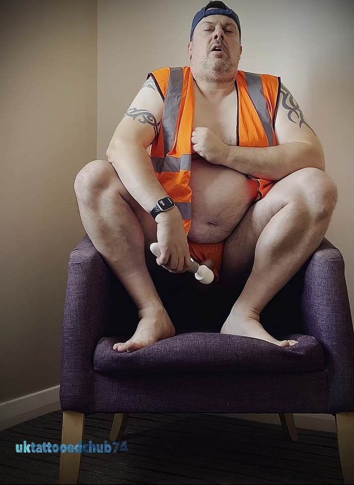 uktattooedchub74: 점심 시간에 즐기는 건설 노동자