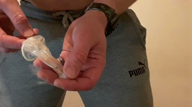 DumbChav: パークで使ったコンドームを見つけました - 保存して精液を穴に詰めました