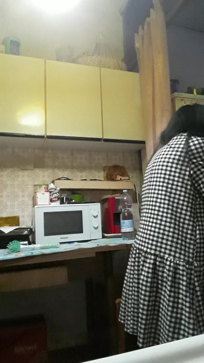 WEBREGINETTA2023: 厨房里的家庭主妇在阴户里刷子