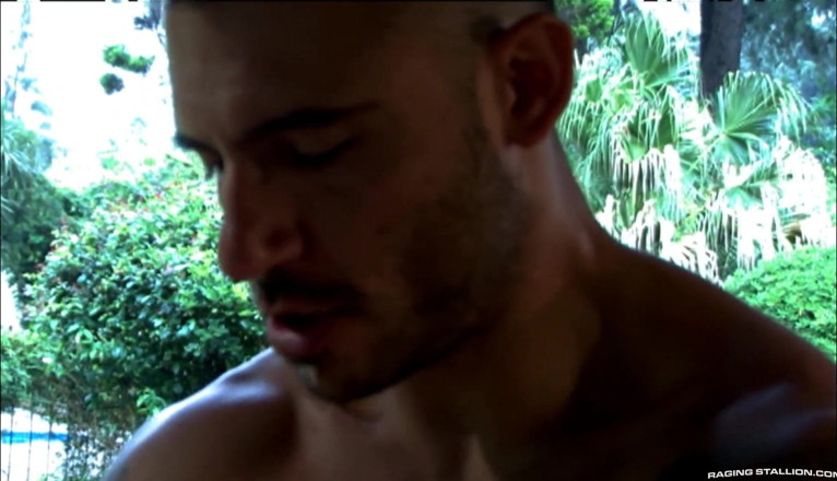 Raging Stallion: Antony Squellary jest pod gankiem, kiedy Pedro Andreas spaceruje z...