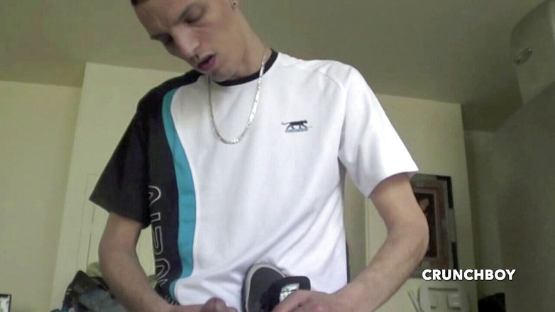 Raw French Bad boys: Asyalı sürtük badboy ustasının spor ayakkabıları tarafından sikiliyor