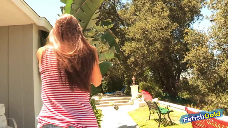 Teens Like it Hard: Jonge lesbische babes spelen vies in het zwembad en likken...