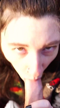 Hard Blowjob w lesie (z połykaniem) do owłosionego kutasa