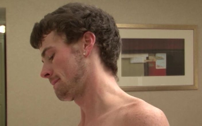 SEXUAL SIN GAY: 敲打男人的场景-3 一对苗条的 twinks 在酒店里啪