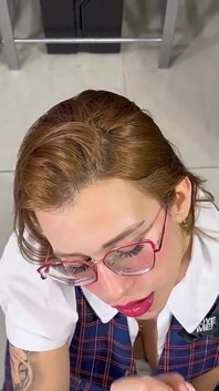 Коротка форма та бажання члена: неслухняна школярка безжально трахається