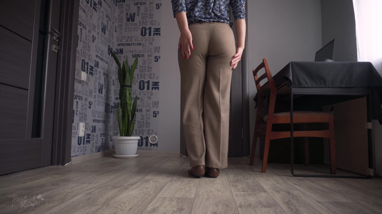 Teasecombo 4K: Une secrétaire MILF taquine son cul étroit jusqu'à ce que son...