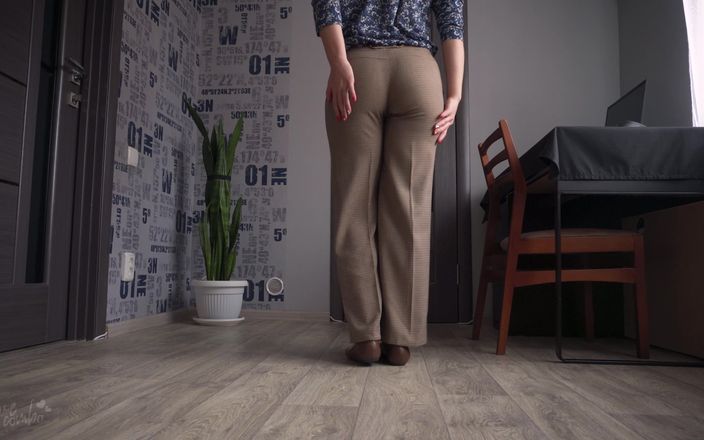 Teasecombo 4K: MILF Secretary Teases Tight Ass Till Her Pants Split