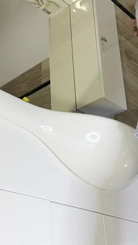 Chica asiática pequeña super caliente la lleva a través de bragas en el baño para mostrar coño y su gran culo