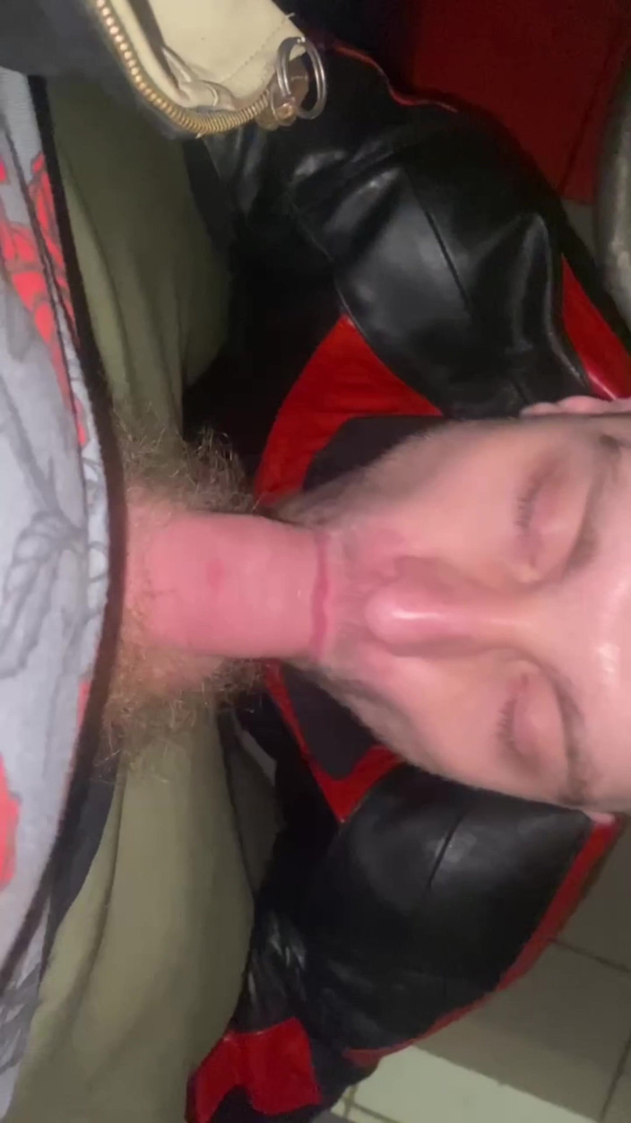 KinkySirius: 金基西里乌斯穿着查夫·斯卡利服装，在车站厕所里被一只穿着皮夹克的熊