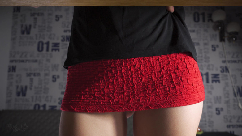 Teasecombo 4K: Mutandine bianche sotto la gonna che si mostra davanti