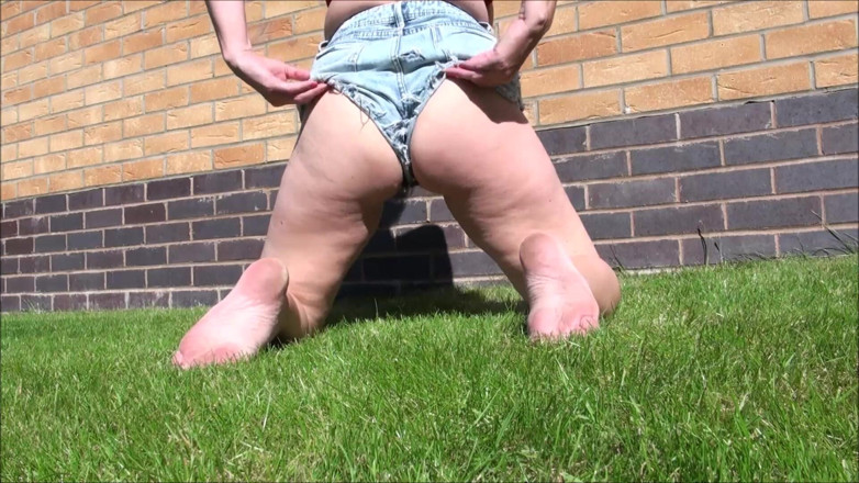Camilla Creampie: Playing with my self in the garden