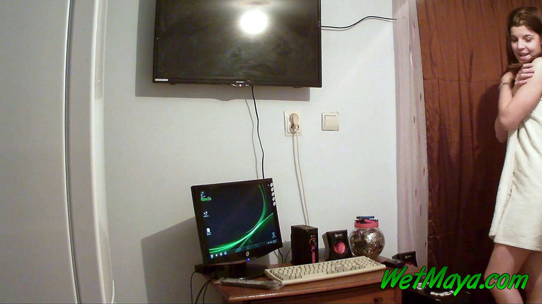 Wet Maya: Bekerja di komputernya membuat Maya kencing di kantor / kamar tidurnya