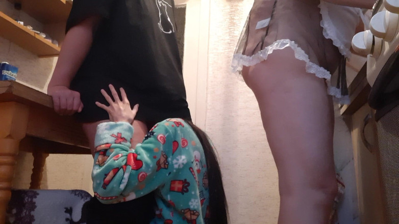 Lesbian-illusion: Kahya kız arkadaşım bulaşık yıkarken, sahibesini ağzından sikiyorum