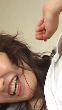 Olgun Asyalı orta yaşlı seksi kadın boyun ibadetinden çılgınca inliyor