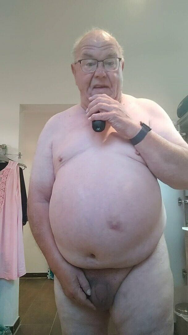 Karlchengeil: Taking Care of My Belt Marks, Shaving Tits and Farting