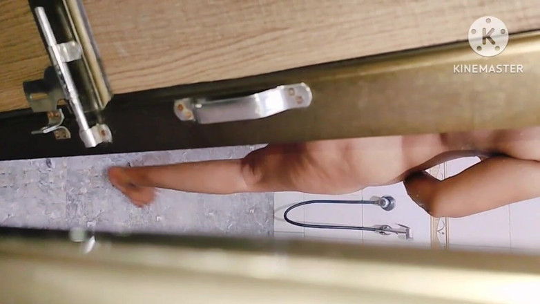 Ushabhabhi69: Badezimmer-sex mit stiefmutter zum ersten mal