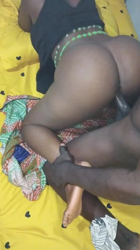 NaturalFck: Sexy schwarzes mädchen mit schönen kurven fickt mit ihrem arsch,...