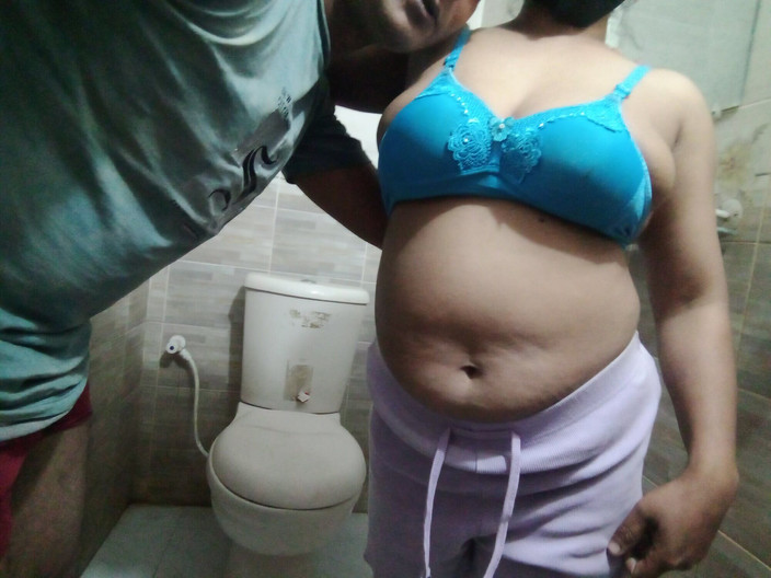 BanglaSexy24: La bengalese desi scopa il culo della sorellastra viene scopata...