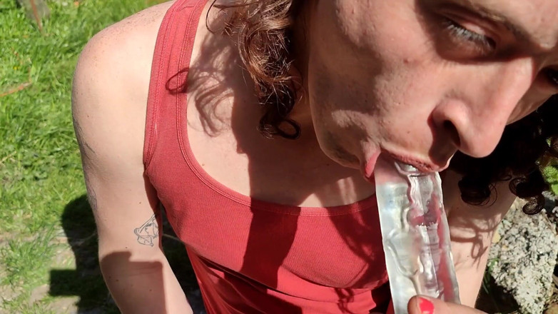 Sara B: Succhia un dildo all'aperto