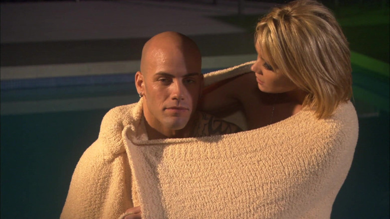 Hot Girlz: O mamă sexy blondă suge noaptea o pulă lângă piscină