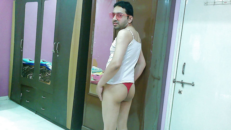 Cute & Nude Crossdresser: Сексуальный кроссдрессер-сисси фембой Sweet Lollipop в куранте, стрингах, солнцезащитных очках и шлепанцах.