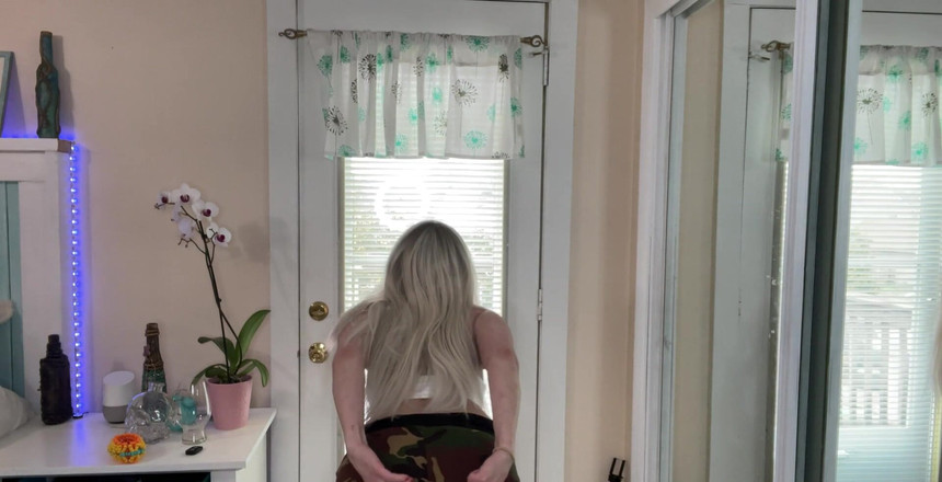 TabithaXXX: 刚刚意识到圣帕特里克节今天是哇！太开心了！！我看起来微胖的一定是短裤