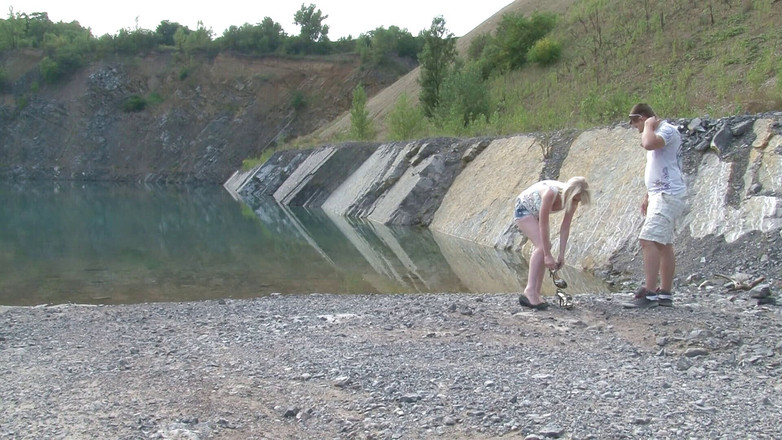 Reality Babes: Blonďatá kočička s velkými kozami pózuje u jezera