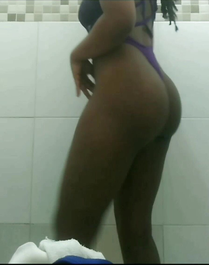 Delicious open butt: 你的热辣黑发女郎 - 第一部分