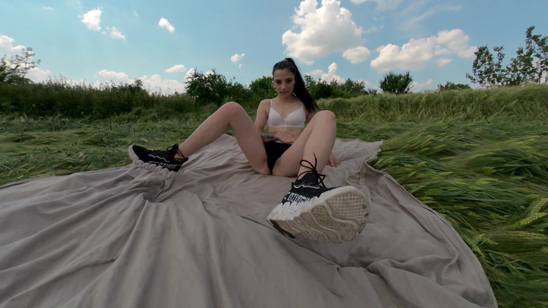 SassyTiff: ゾーイ・フォクシーが森でオナニー