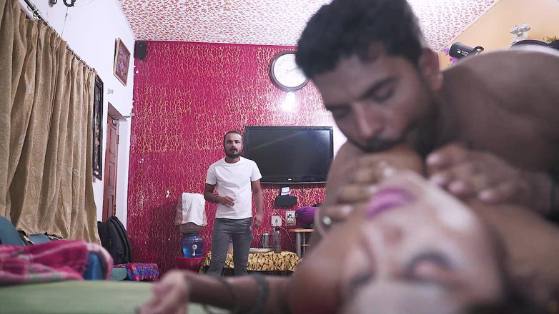 Xtramood: バビは彼女のNAUKARと電気技師と彼女の夫が家にいないときに性交、ハードコア4いくつかのセックス