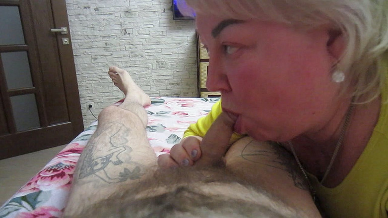 Zona901: La suocera mi succhia il cazzo e guarda mentre ne...