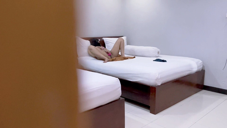 Nadalyne: Một người hàng xóm bị bắt gặp đang thủ dâm và...