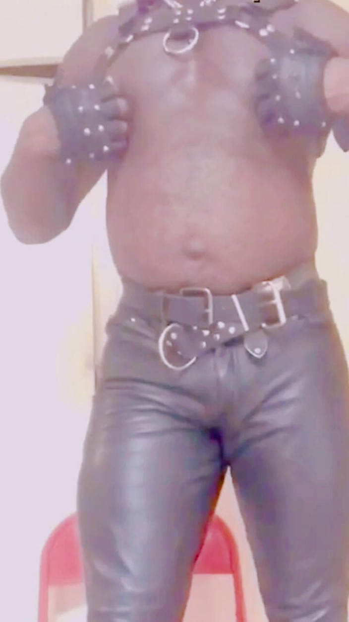 Black smoking muscle stepdad: Läder rökning stor röv pappa