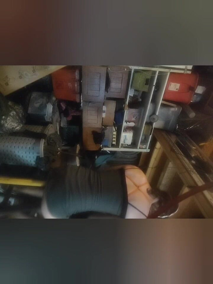 K8e Snow: 诱人的变装者在私人储藏室脱衣和戏弄