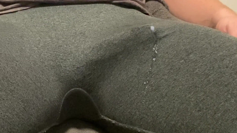 Lucas Nathan King: Masivní výstřik bez rukou v těsných kalhotách