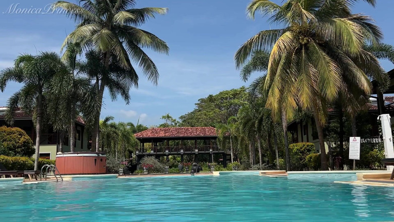 Princess Monica: プールでビキニ姿の胸と秘部を見せる