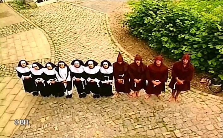 Hardcore Lovers of the world: Une nonne se fait baiser sa chatte poilue