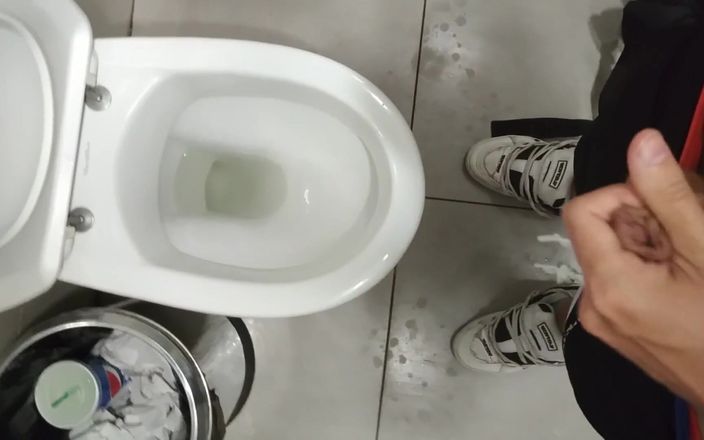 Sneakersmax98: 在公共厕所自慰